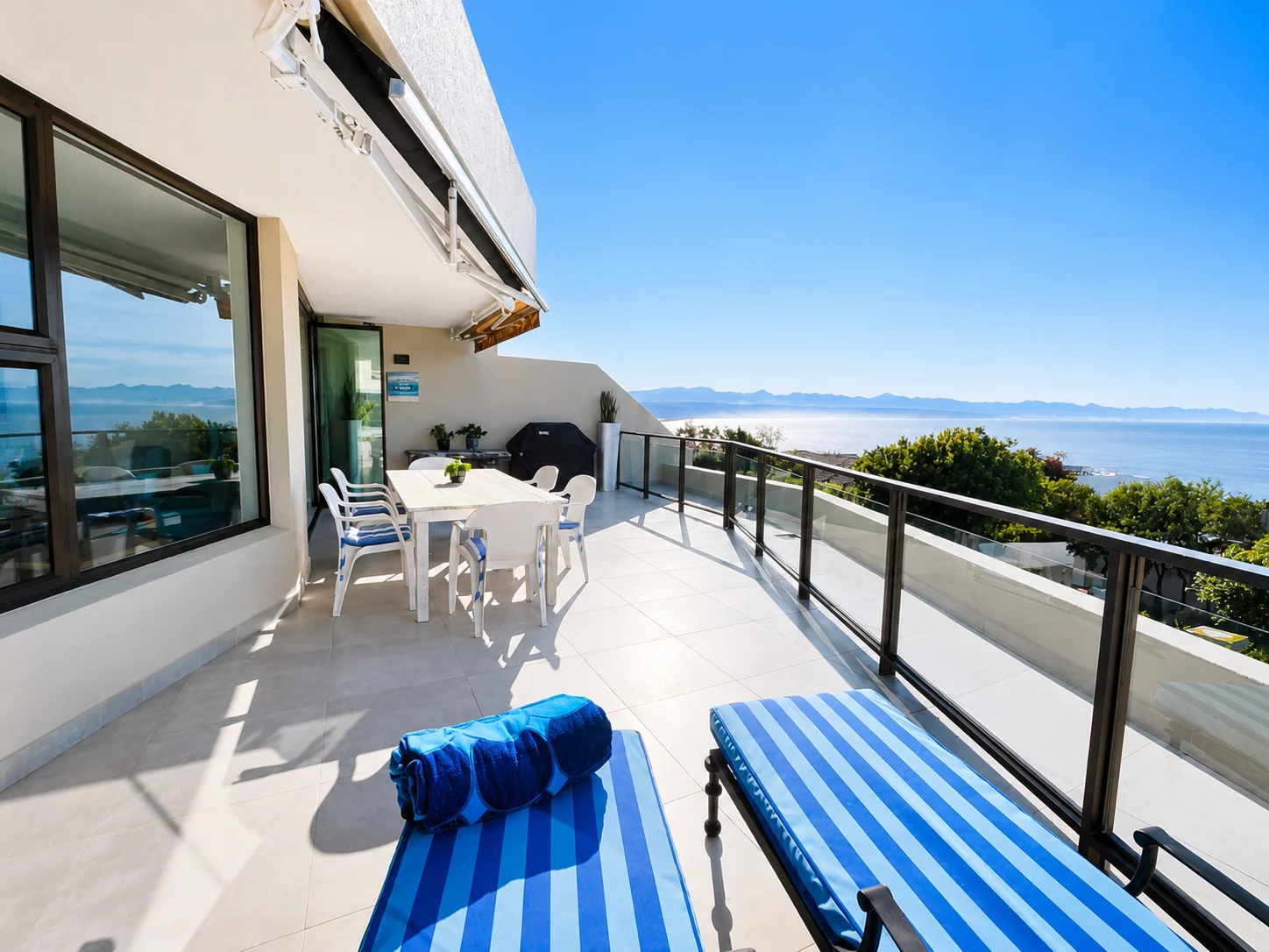 Sea Esta lounge with turquoise sofa
